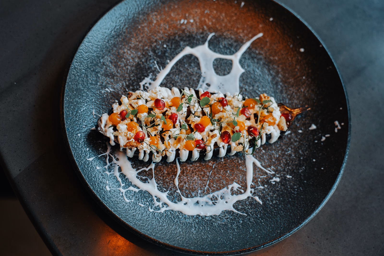 Geroosterde mais met crème en granaatappel, van bovenaf