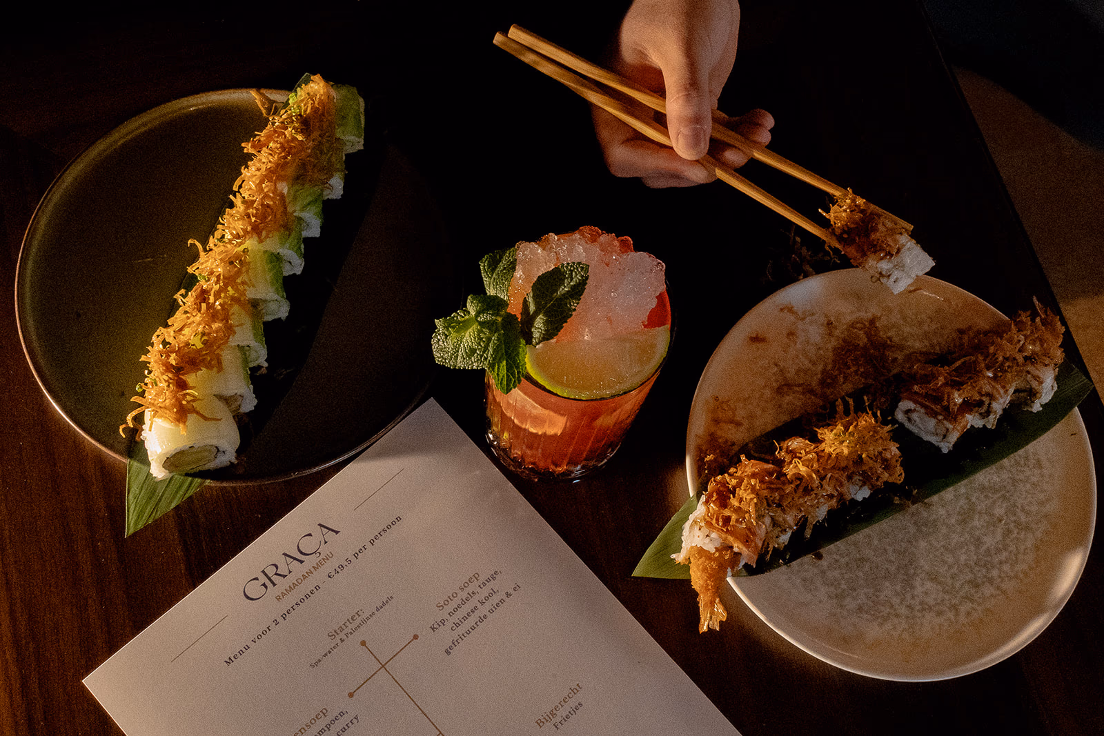 Tafel bij Graça met sushi, cocktail en de menukaart