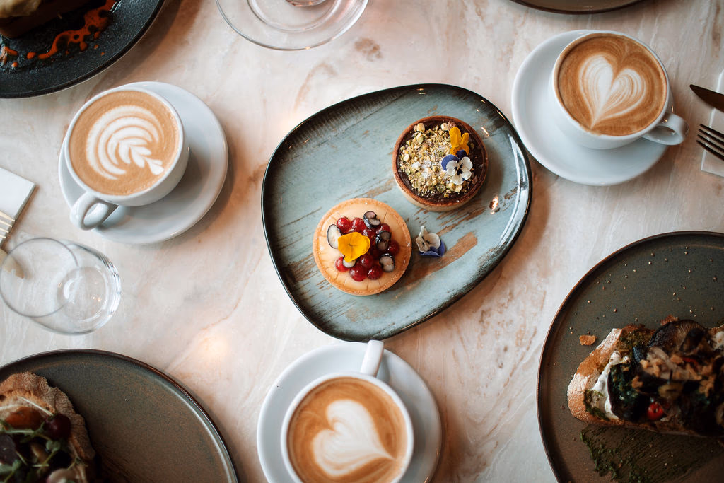 Koffie en patisserie van bovenaf op marmer