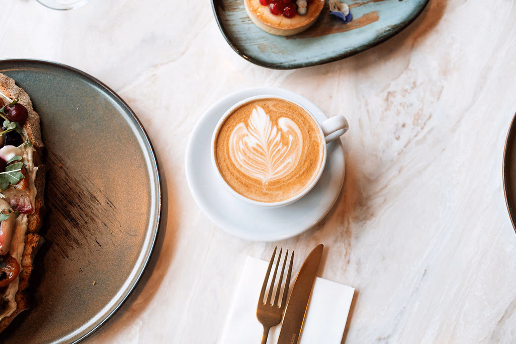 Latte met latte art op marmeren tafel